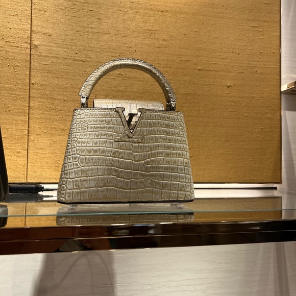 Luxury Show!!! See my closet, buy my closet! - Picture 4 of 8